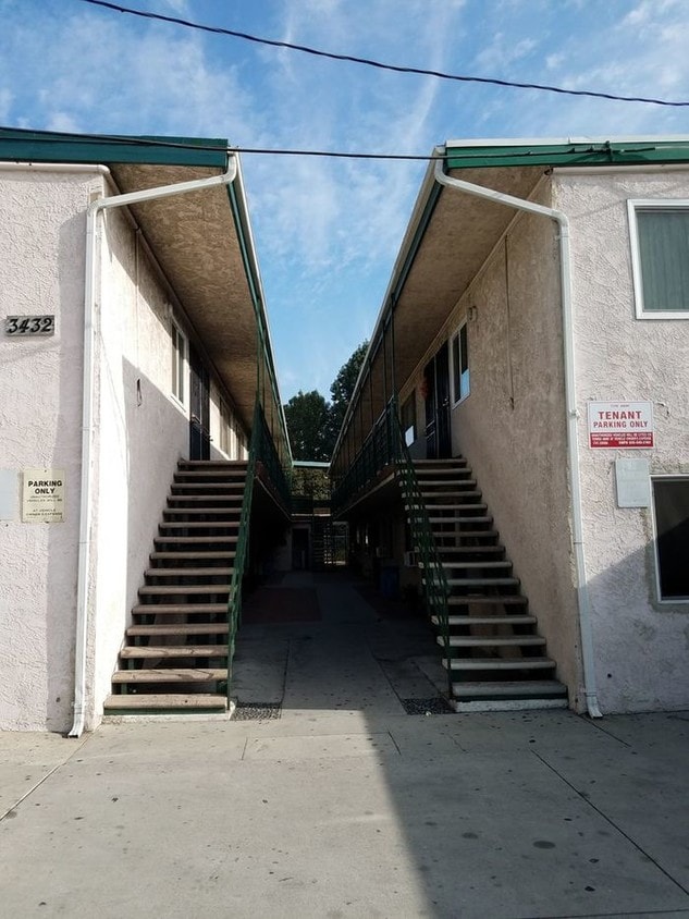 Primary Photo - 3432 La Madera Ave