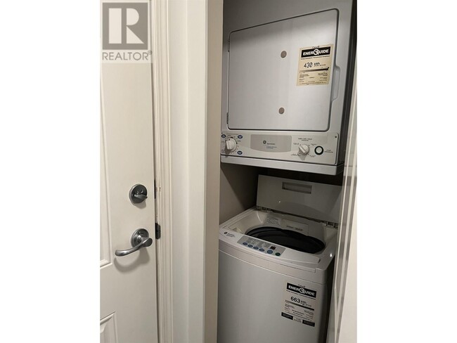 Photo du bâtiment - 997-997 W 22nd Ave