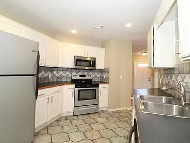 Building Photo - BEAUTIFUL HOME IN GREAT LOCATION!