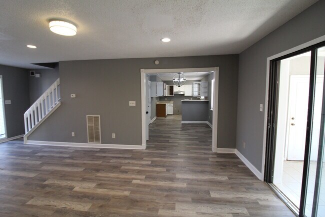 Foto del edificio - 530 Roys Ct