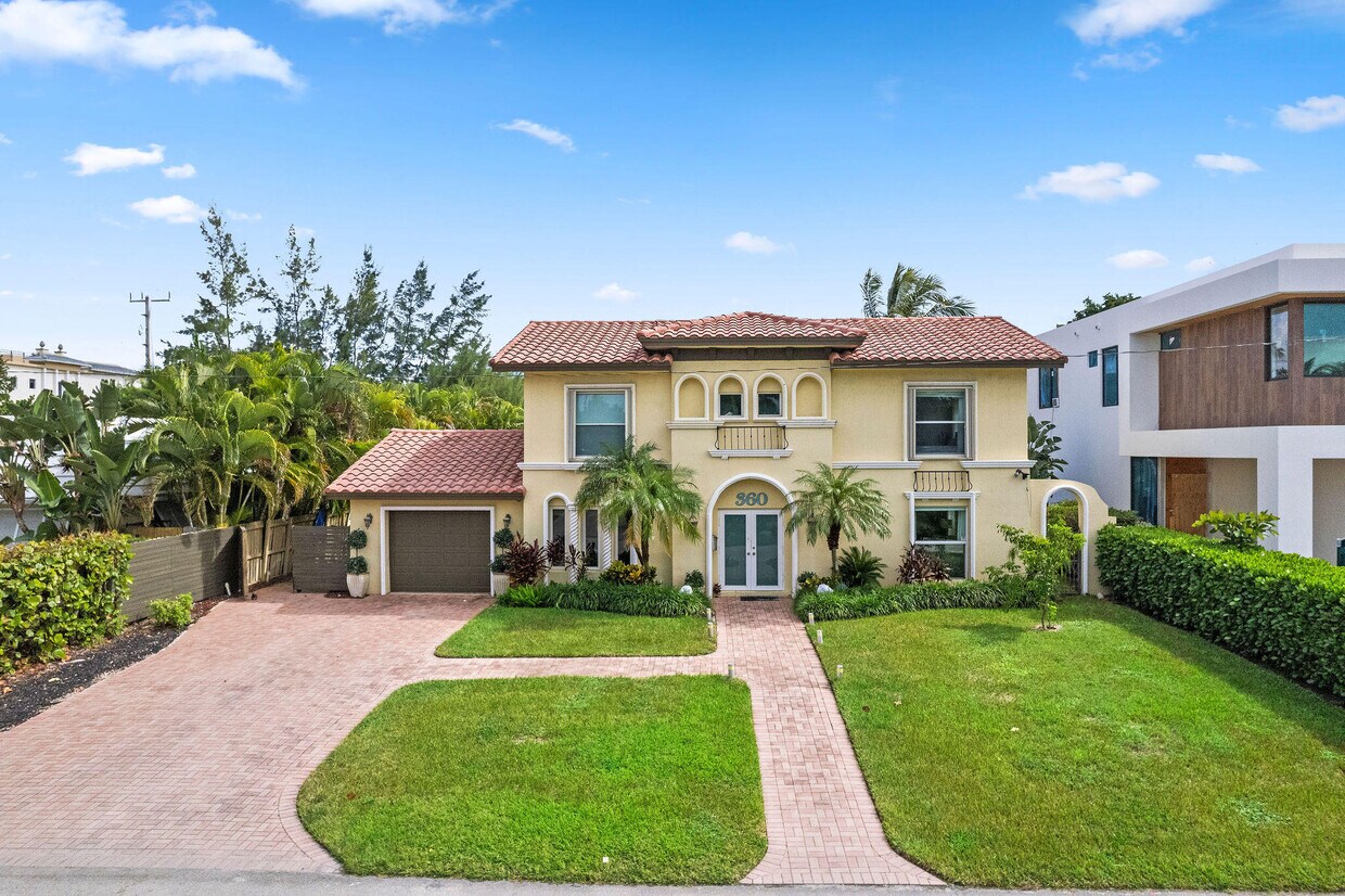 Primary Photo - 360 NE Wavecrest Way