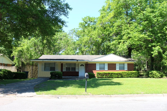 Building Photo - 824 Essex Dr