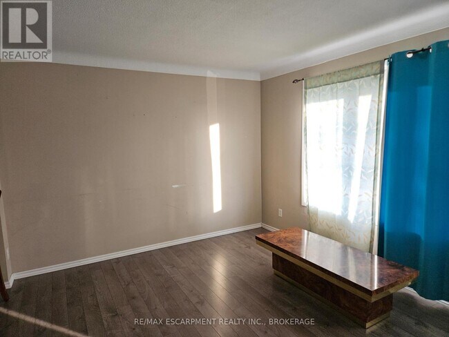 Photo du bâtiment - 100 Endicott Terrace