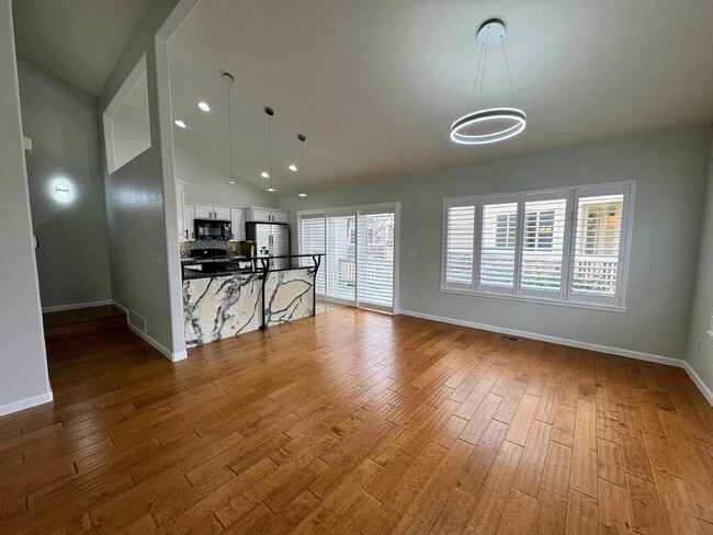 Building Photo - Luxurious 3-Bedroom Townhouse with Granite...