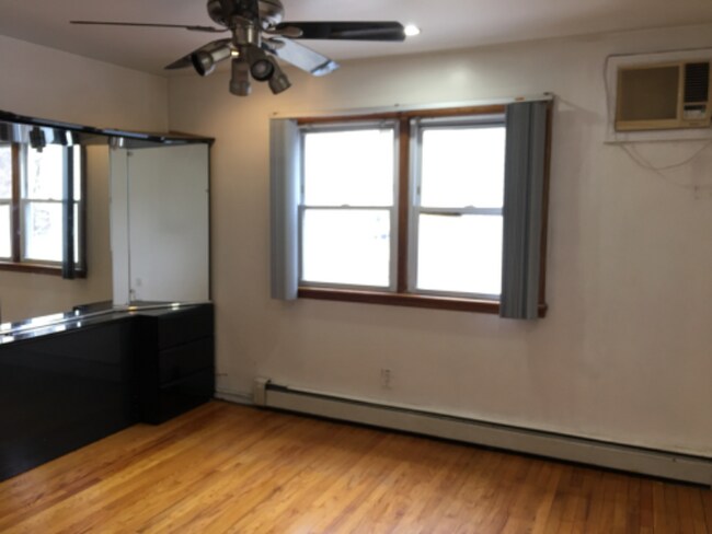 Building Photo - 142 Saint Pauls Ave