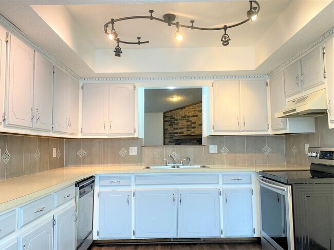 Building Photo - Spacious 3 Bed/2 Bath Duplex with Private ...