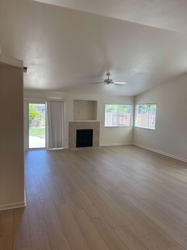 Foto del edificio - Charming 3 Bedroom Home in Desirable Elk Grove Neighborhood with 2-Car Garage
