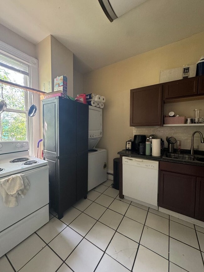 Building Photo - Large Three Bedroom Apartment - Downtown
