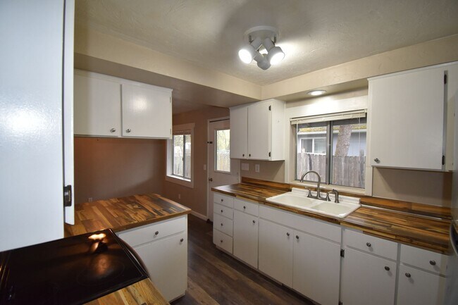 Foto del edificio - Modern home tucked away in the adorable little town of Brownsville.