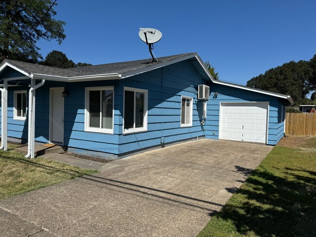 Building Photo - Freshly updated 2 bedroom 1 bathroom duplex!