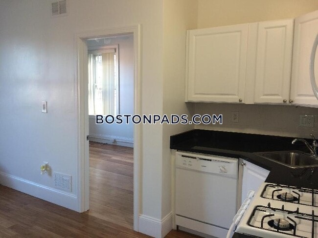 Building Photo - 64 Hemenway St