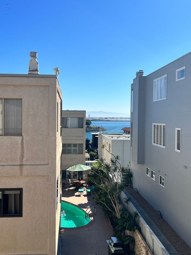 Building Photo - La Playa 2 bedroom, 1 bath Walking Distanc...