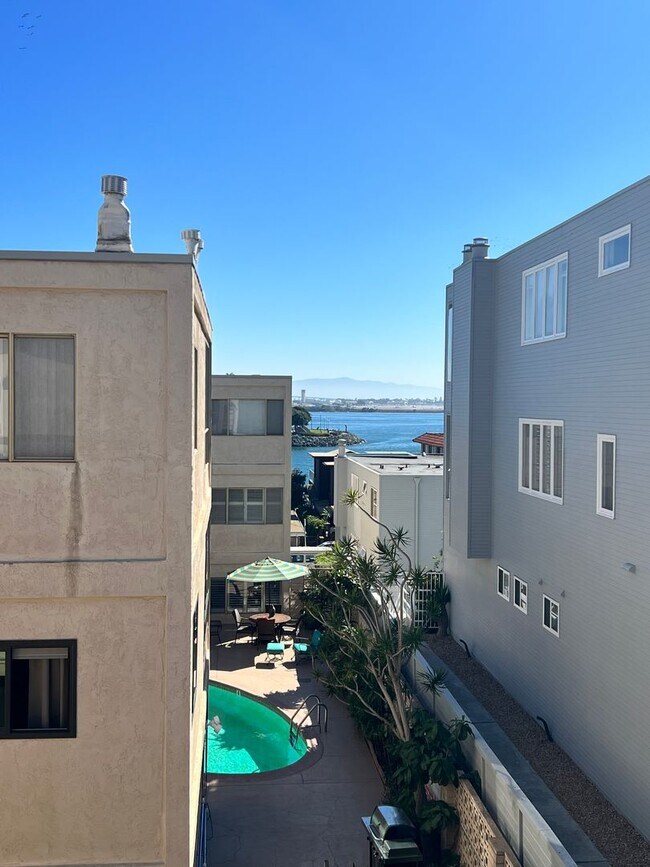 Foto del edificio - La Playa 2 bedroom, 1 bath Walking Distanc...