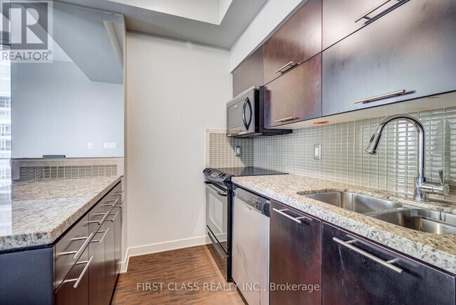 Building Photo - 126 Simcoe St