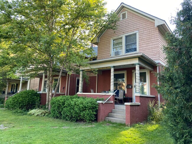 Calle arbolada en el barrio de Water Hill. - 607 Fountain St