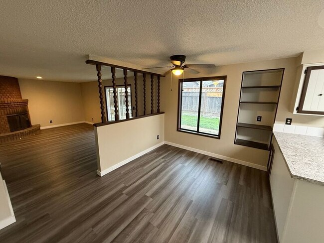 Foto del edificio - 3347 4 Seasons Ct NE