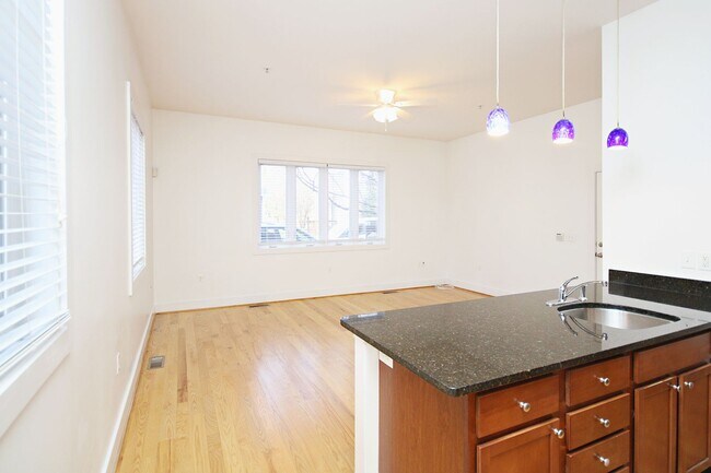 Foto del edificio - Move-in Ready, Light-Filled Downtown Condo