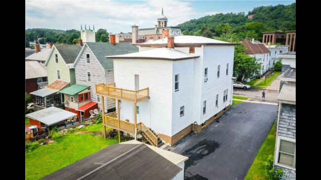 Building Photo - 621 Albany St