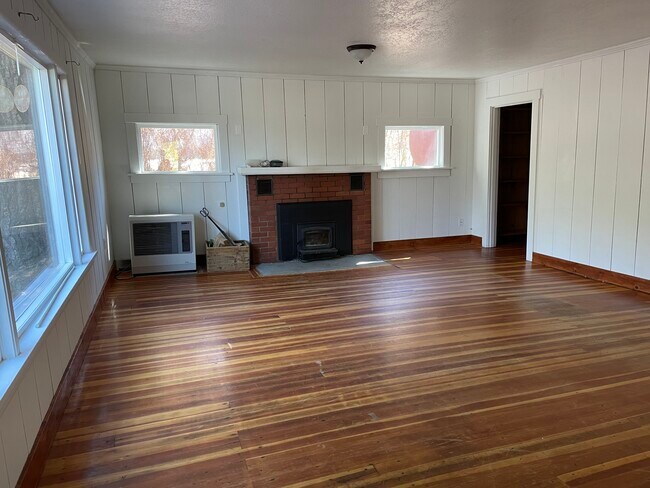 Building Photo - 228 E Schonchin St