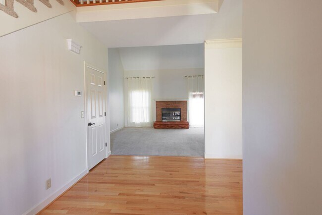 Building Photo - Charming 3-Bedroom/ 2.5 Bath Home in Royal...