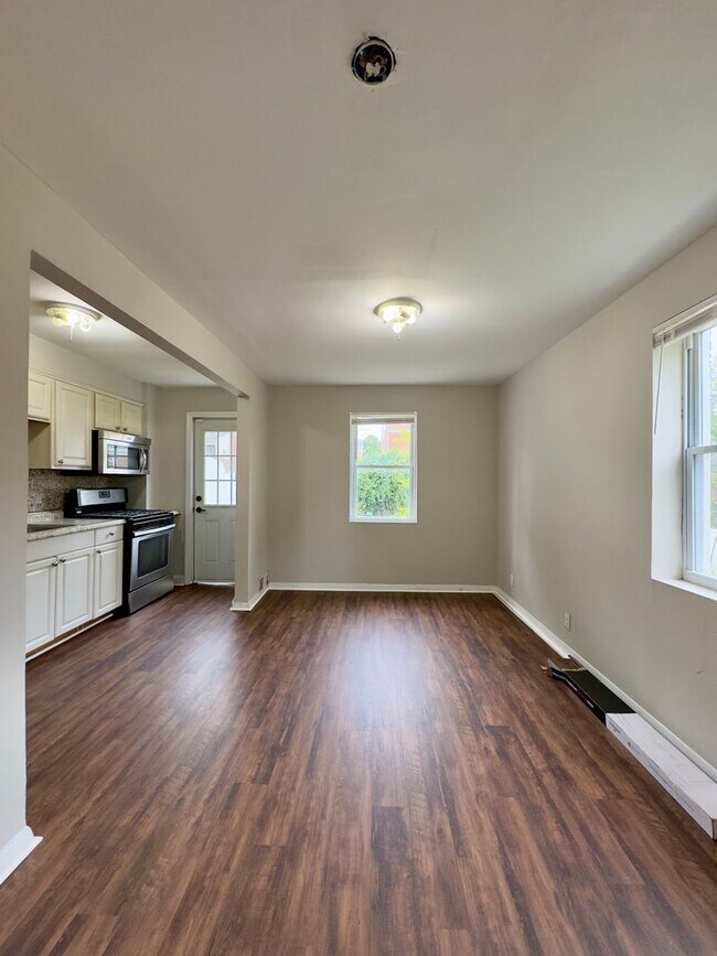Building Photo - Charming 2 Bedroom/1 Bathroom Townhome in ...