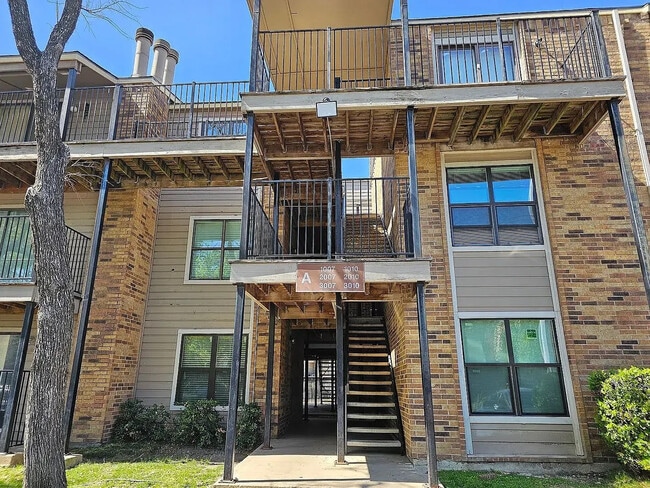 Foto del edificio - Room in Condo on Skillman St