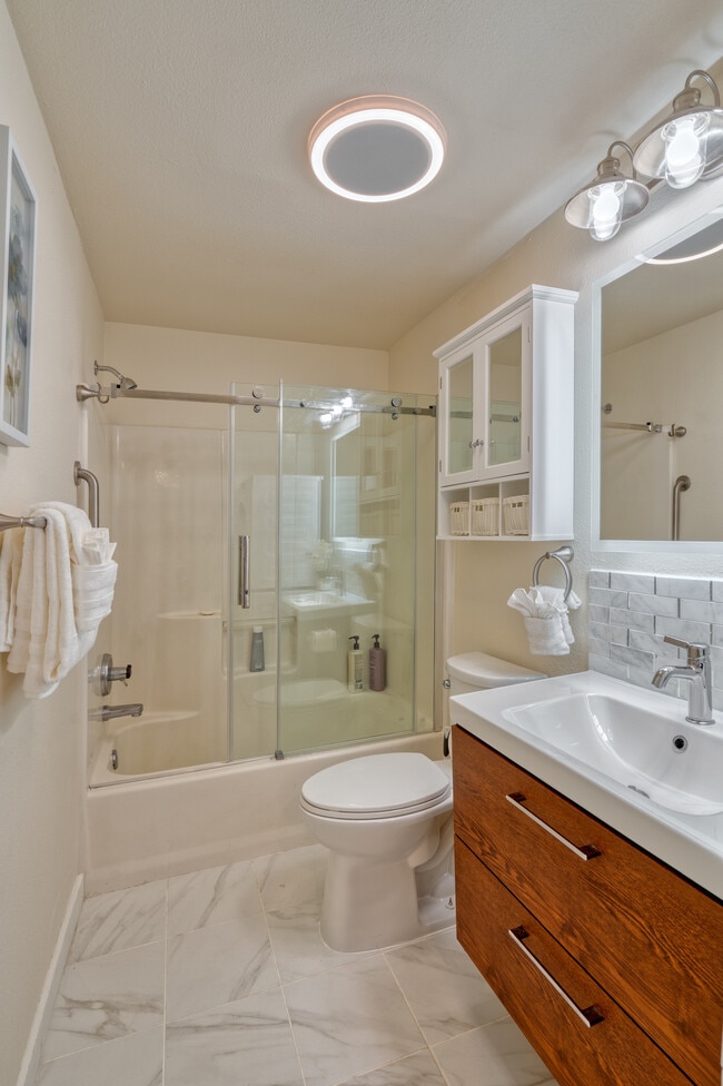 Building Photo - 1676 SE Marion St