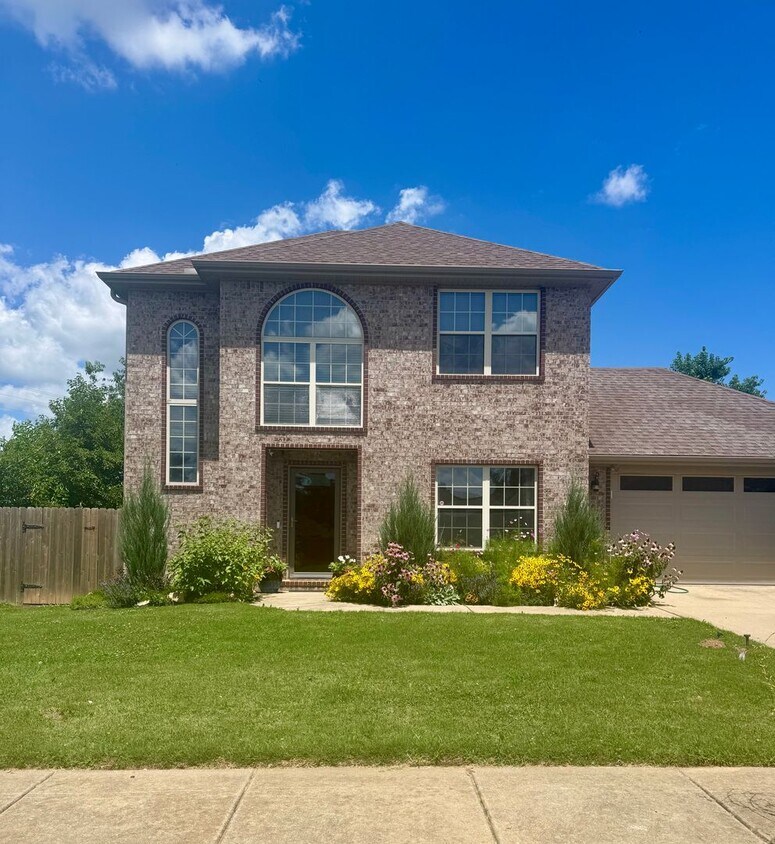 Foto principal - 3 bedroom 2 bath custom home, 2 car garage...