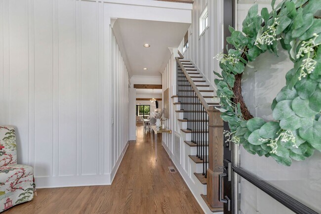 Foto del edificio - 5 Bedroom Home with Luxury Finishes in West End