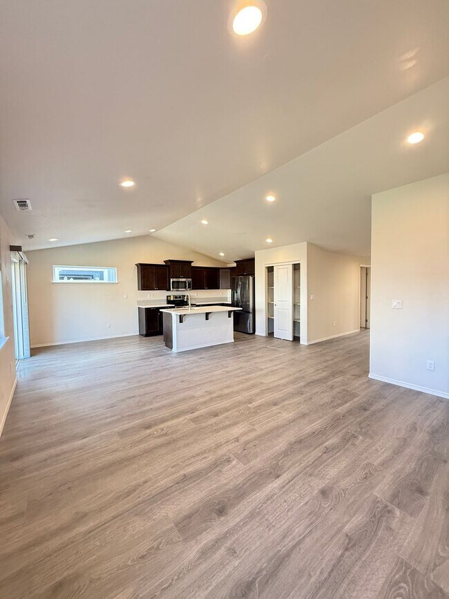 Foto del edificio - Charming 3 Bed / 2 Bath Home in Delta Estates – Medford