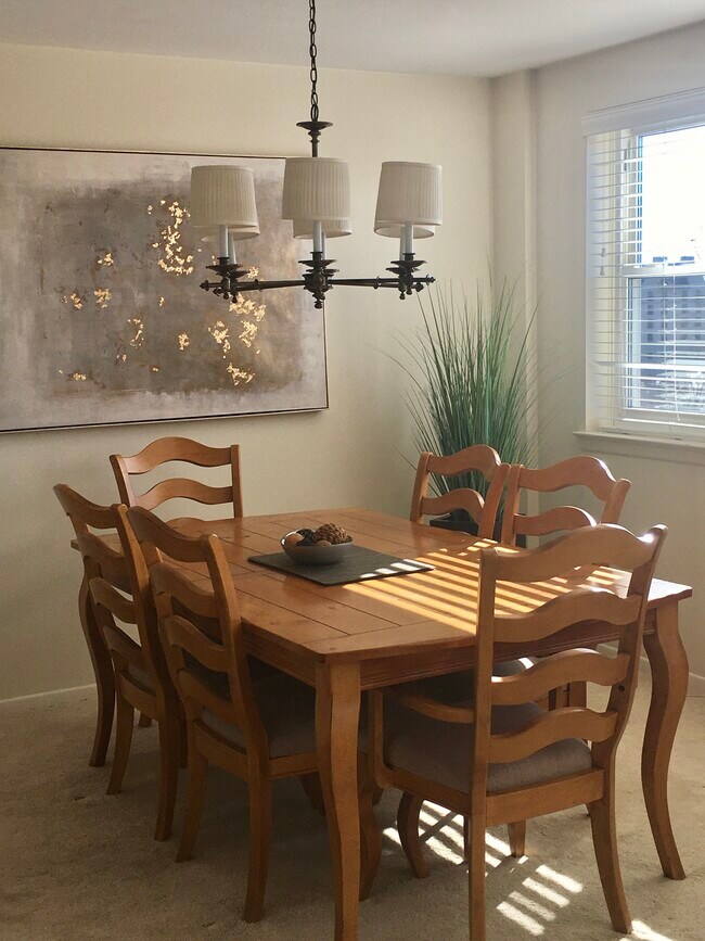 Comedor con capacidad para 6 personas - 893 Farmington Ave