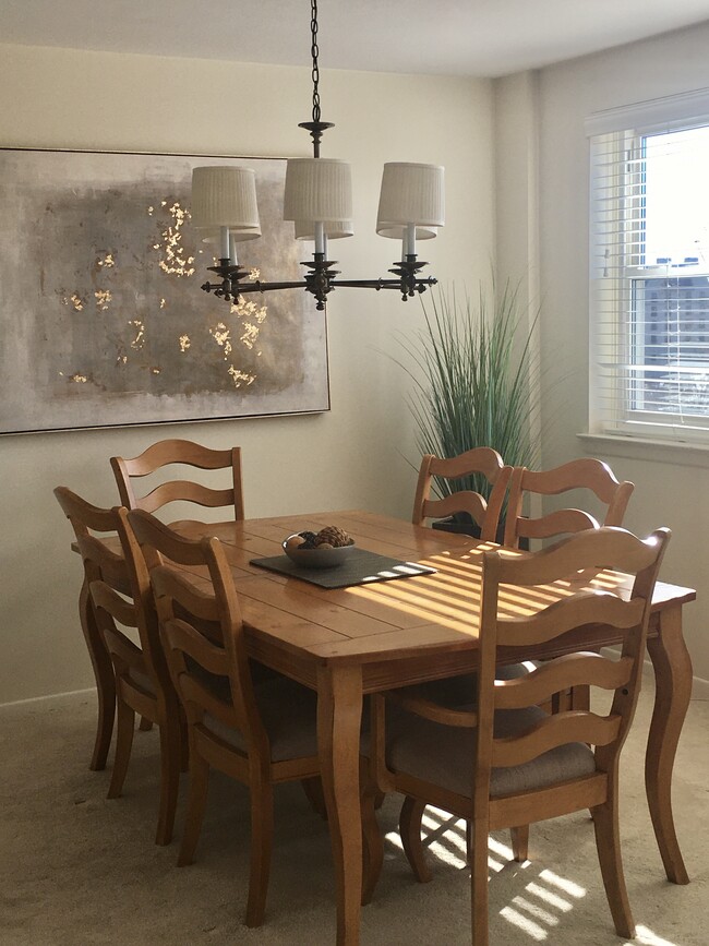 Dining area seats 6 - 893 Farmington Ave