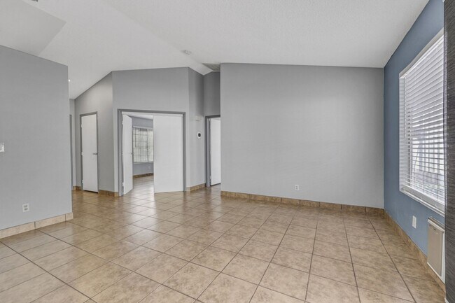 Building Photo - Single story 2 bedroom