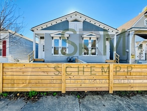Building Photo - 518 Camp St