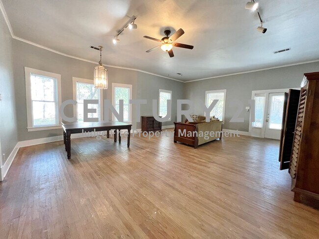 Foto del edificio - Spacious 3/2 Within Walking Distance of UN...