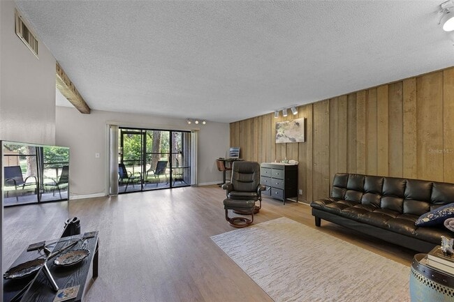 Building Photo - 260 Crown Oaks Way