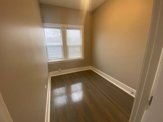 Large bedrooms - 5933 Park Pl