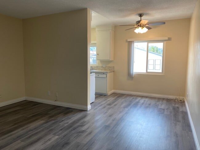 Building Photo - Windsor 526