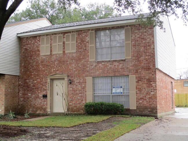Foto del edificio - 5506 Deep Forest Dr