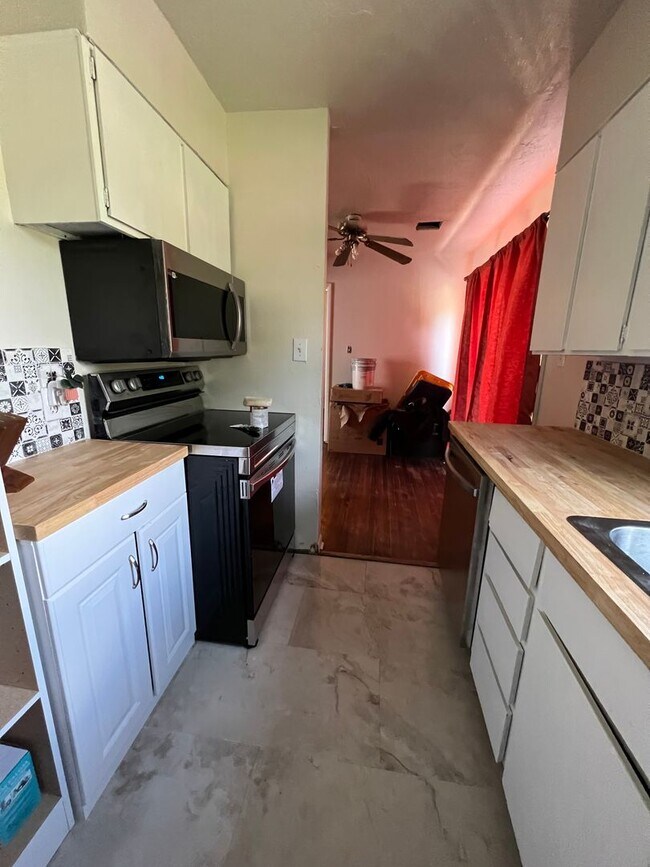 Building Photo - 2 bed 1 bath available just in Time for th...