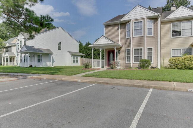 Foto del edificio - Updated 3-Bedroom Yorktown Townhouse with Private Yard and Community Amenities