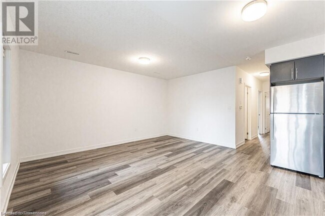 Building Photo - 205 W Oak Trl