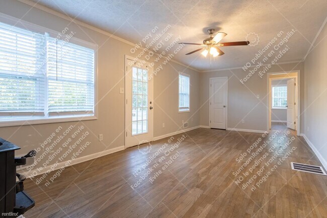Foto del edificio - 3 br, 2 bath House - 55 Sears Rd