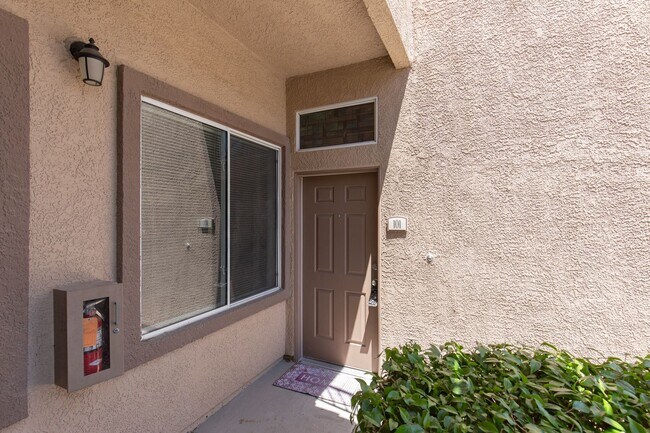 Foto del edificio - 1st floor two bedroom in upscale NW commun...