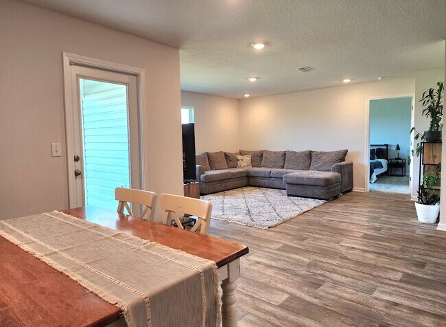 Foto del edificio - ALMOST NEW!! Exquisite 4 Bedroom, 2 Bath R...