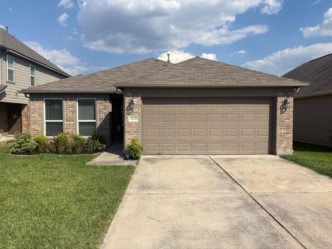 Primary Photo - Charming one-story home featuring 3 bedrooms and 2.5 bathrooms in a welcoming neighborhood.