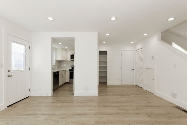 Building Photo - 2 Bedroom Townhome for Rent