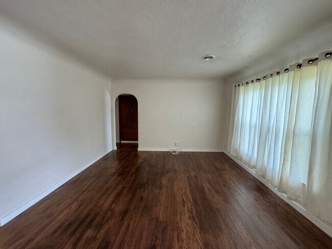 Foto del edificio - 2 Bedroom, 1 Bath with garage. Water and Sewer included in monthly rent!