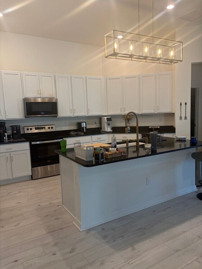 Foto del edificio - Spacious 4BR House in Riverview with peaceful pool and creek