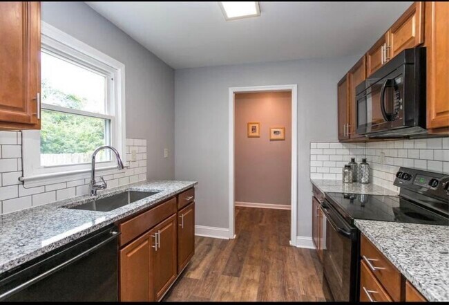 Foto del edificio - 215 Hedgewood Ct